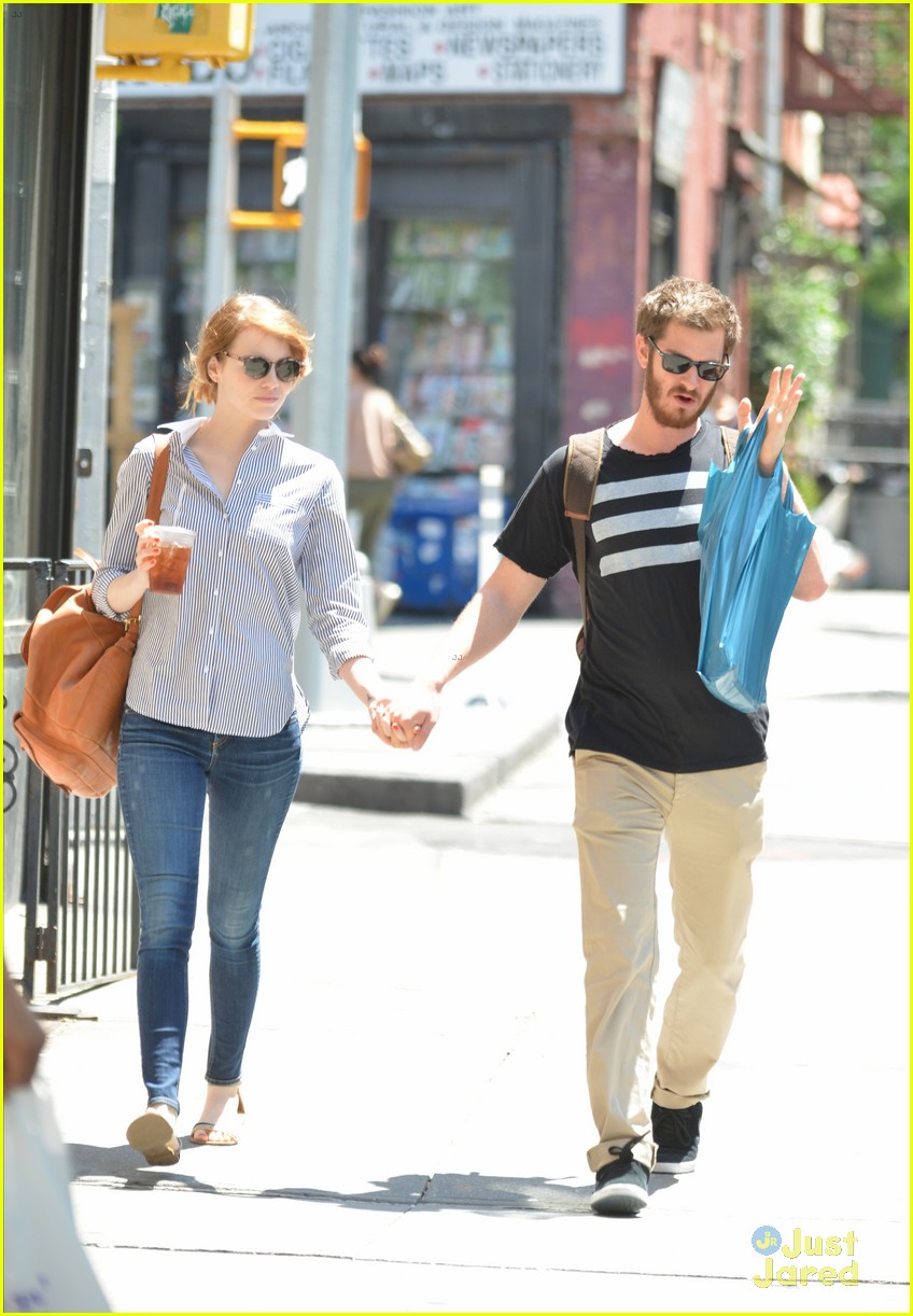 andrew garfield confronts paparazzi on stroll with emma stone 12