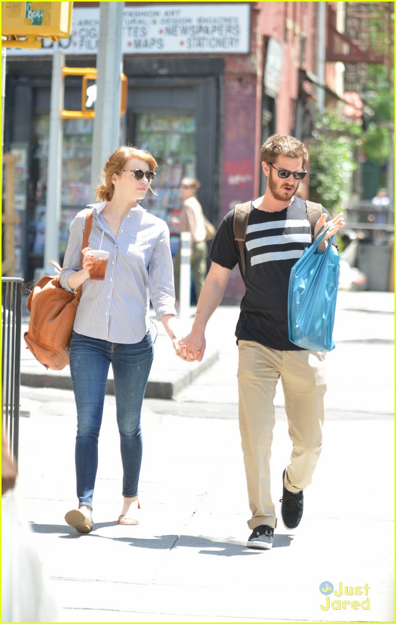 andrew garfield confronts paparazzi on stroll with emma stone 14
