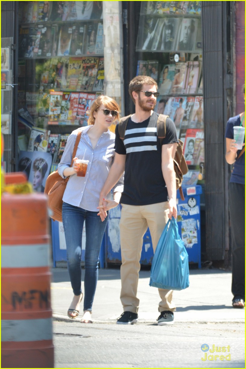 andrew garfield confronts paparazzi on stroll with emma stone 17