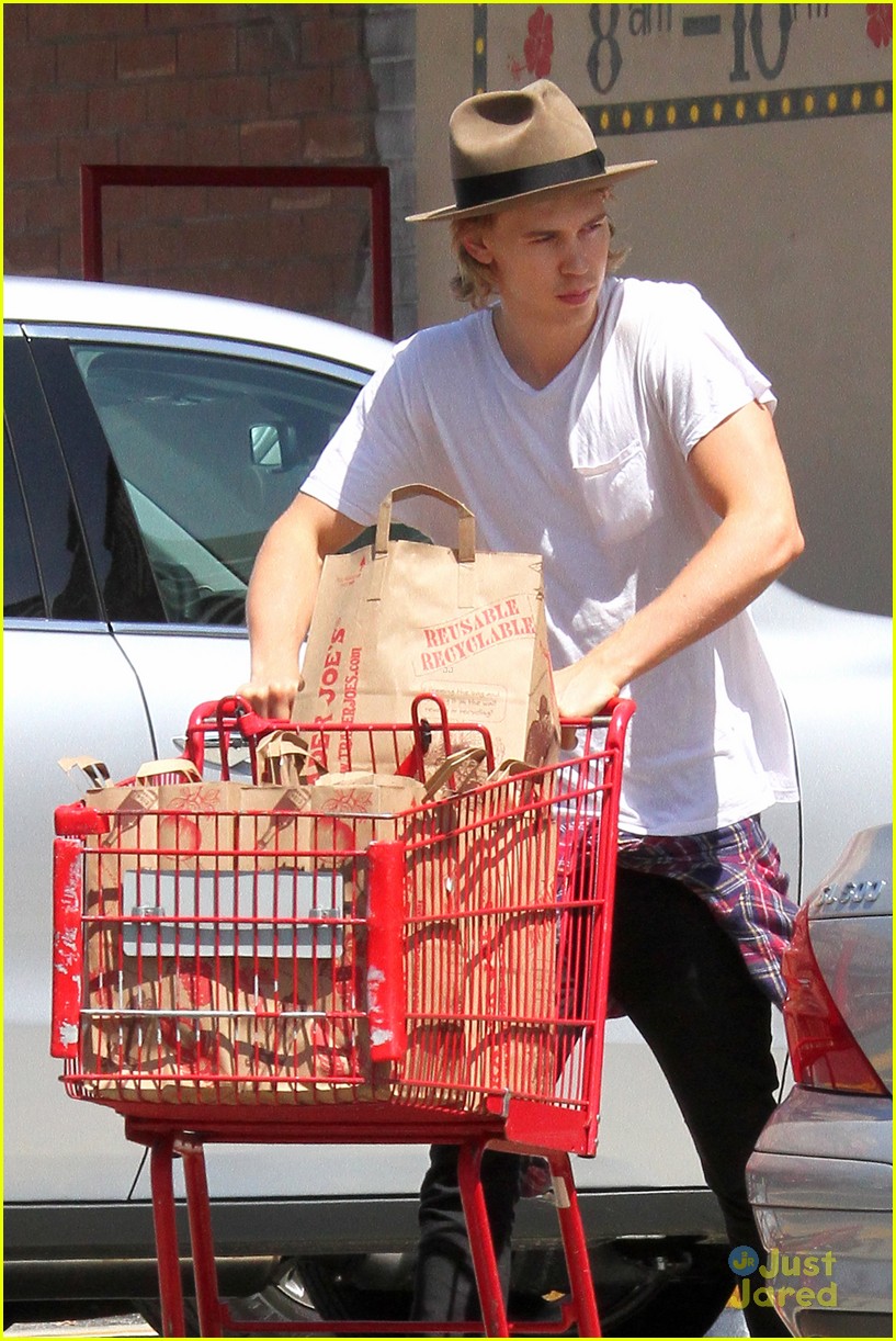 austin butler groceries after play 01
