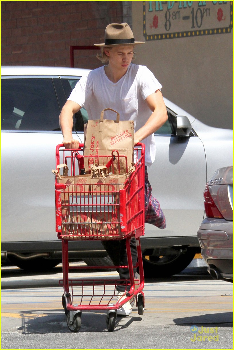 austin butler groceries after play 05