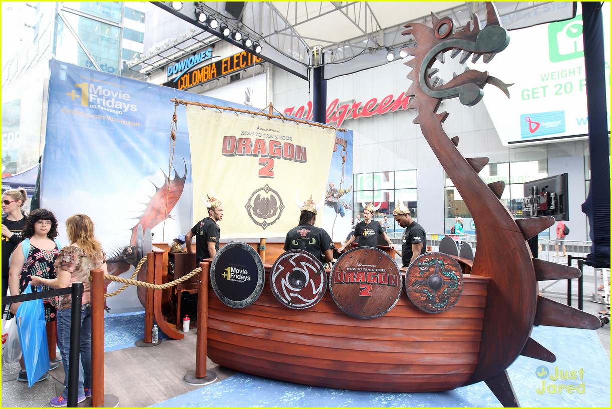 dragon fan event times square 04