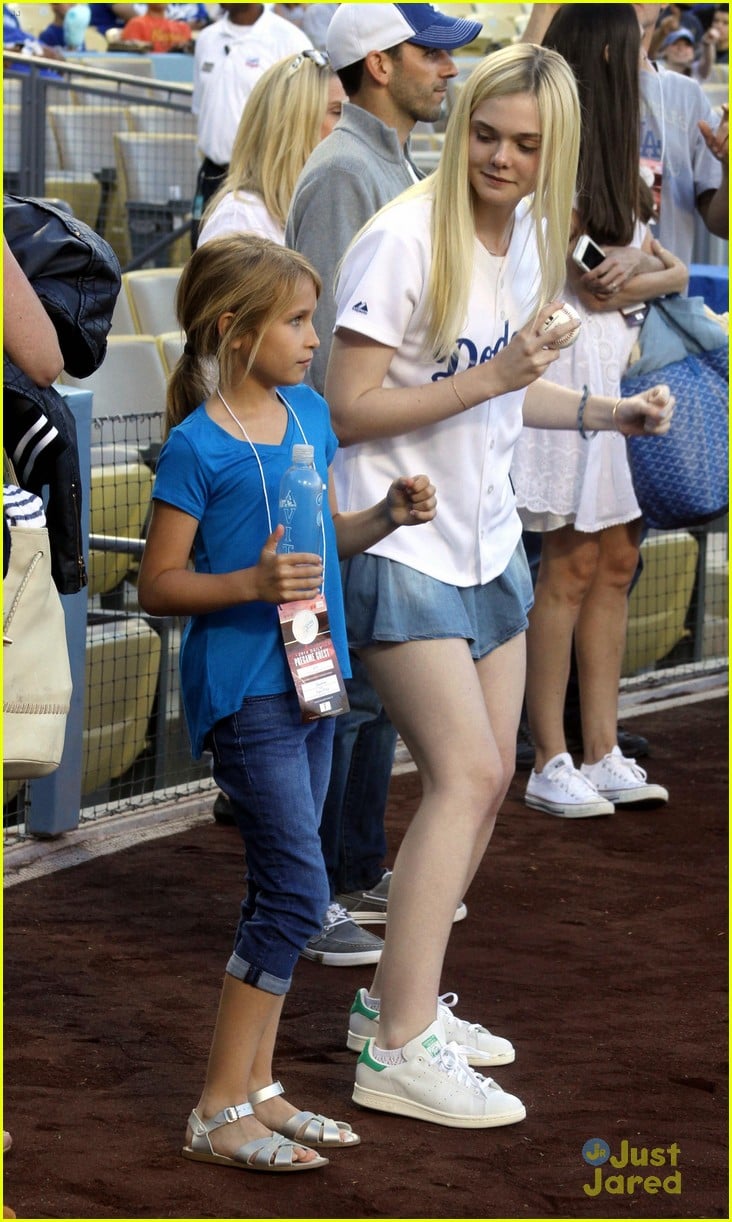 elle fanning first pitch dodgers game 01