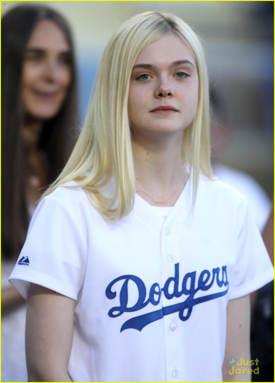 elle fanning first pitch dodgers game 02