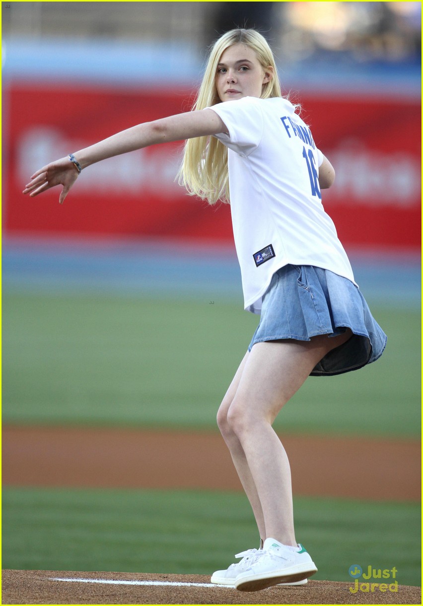 elle fanning first pitch dodgers game 05