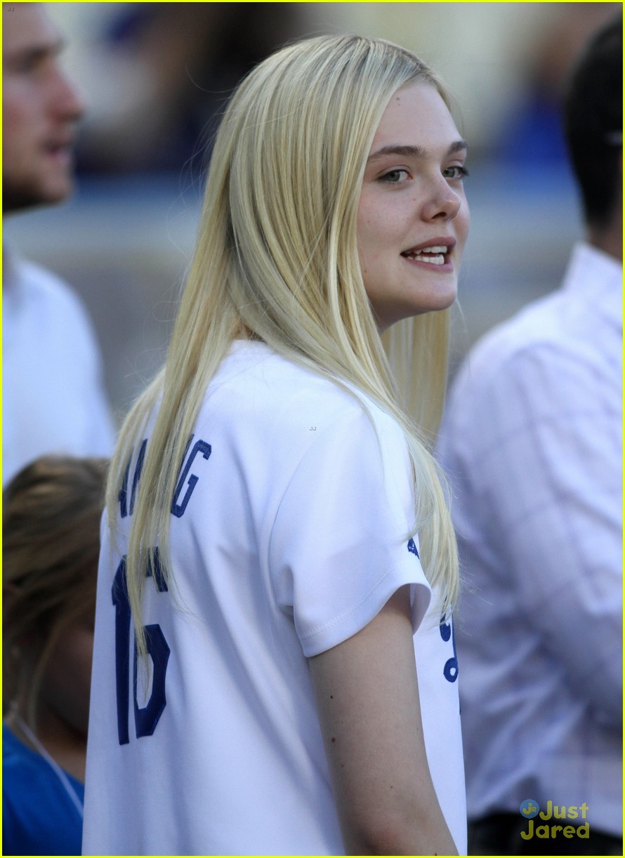elle fanning first pitch dodgers game 06