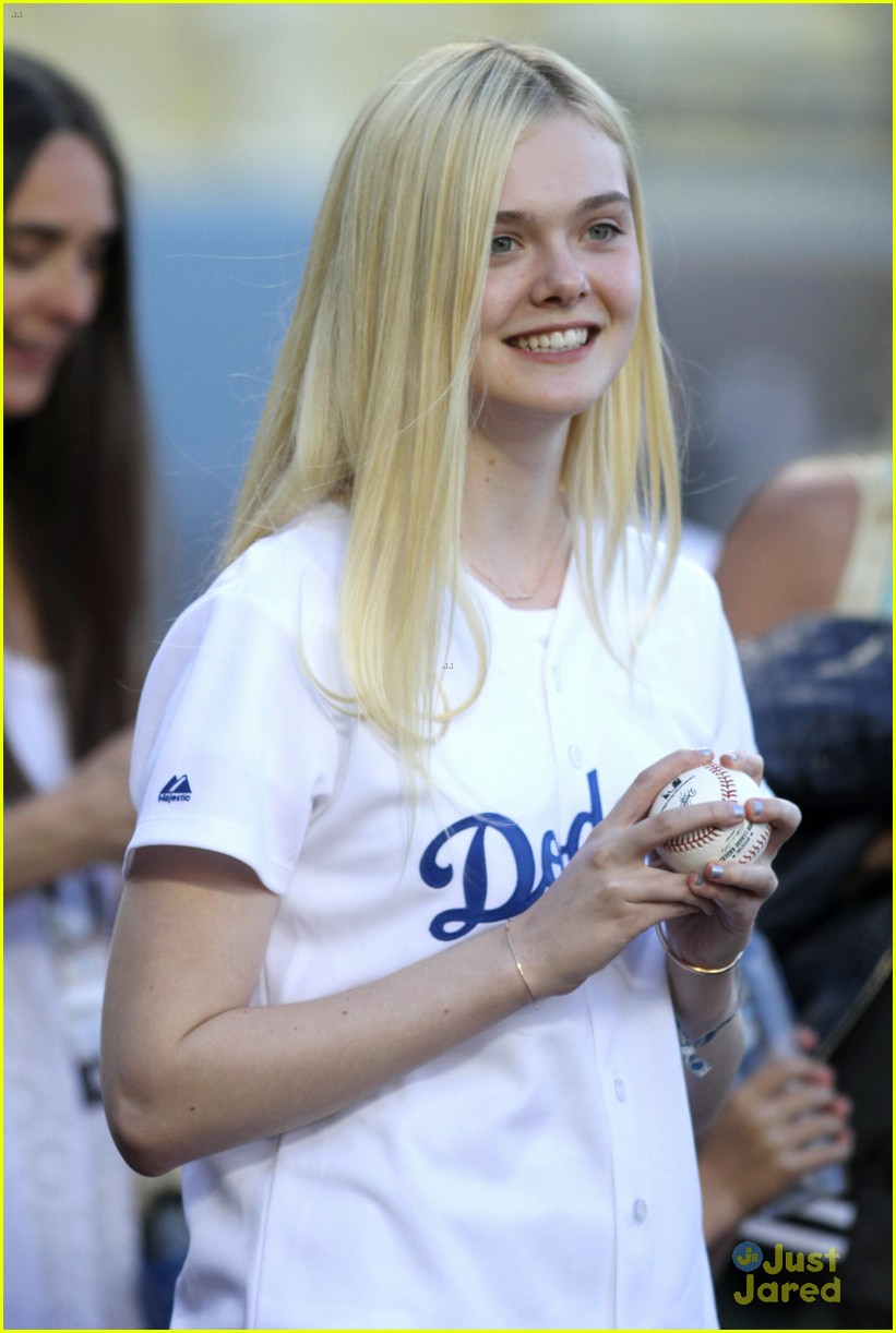 elle fanning first pitch dodgers game 07