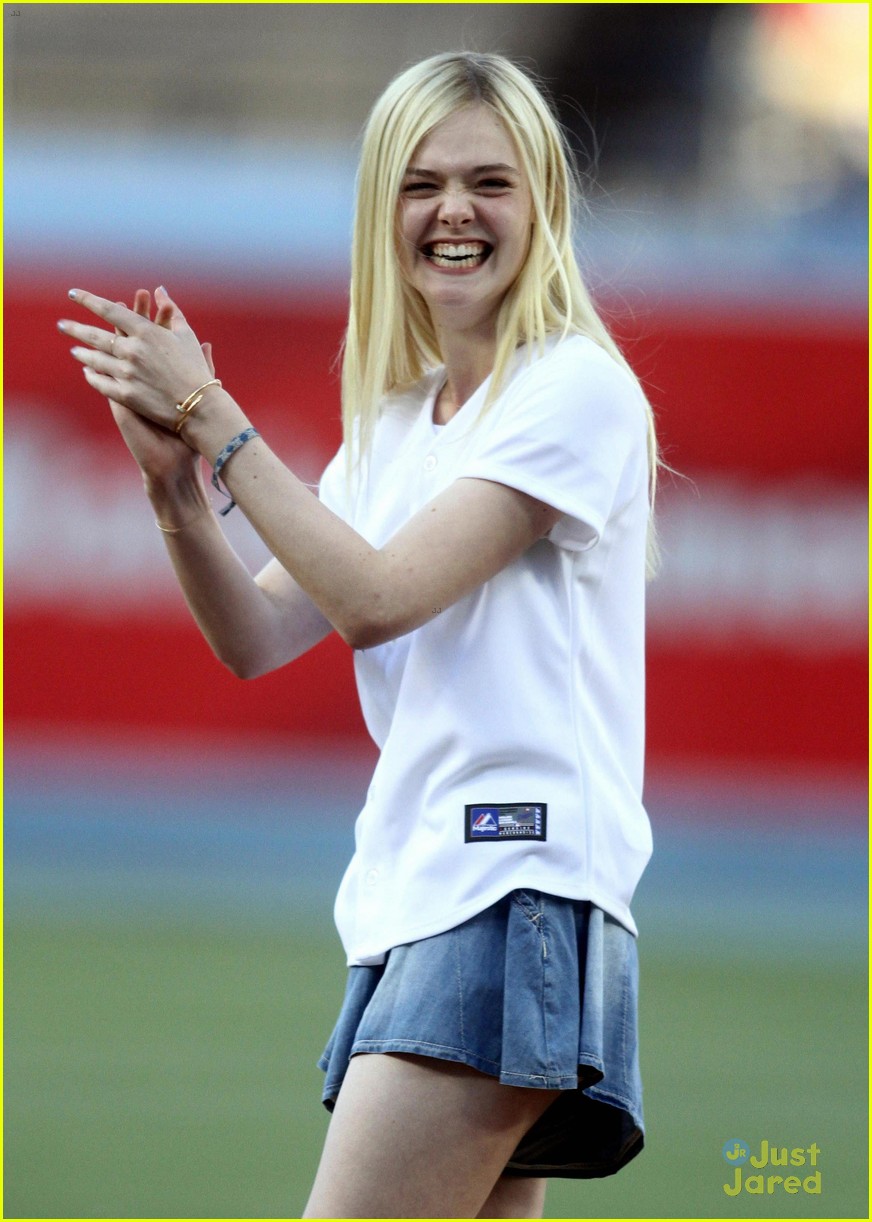 elle fanning first pitch dodgers game 08