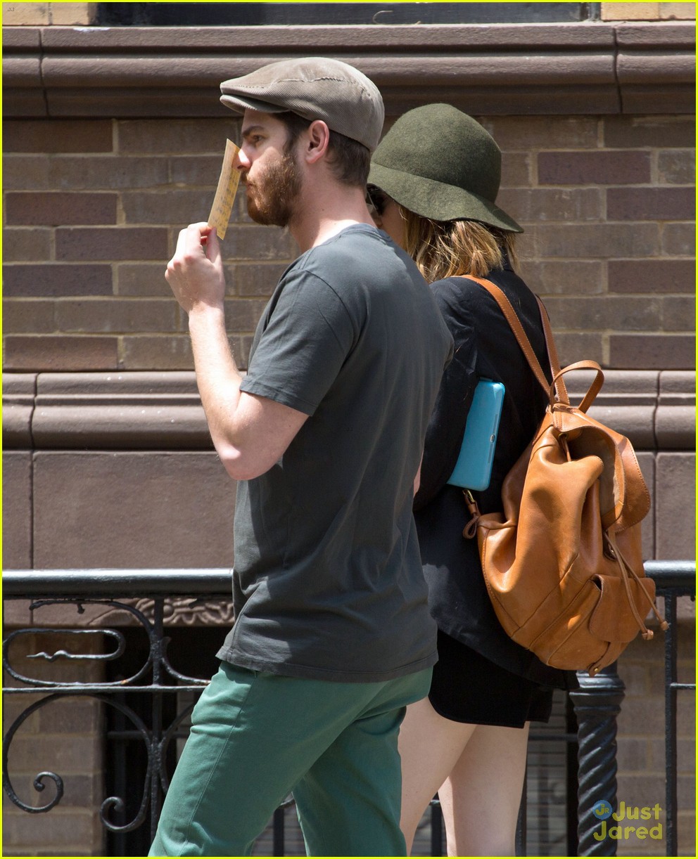 emma stone andrew garfield use signs to raise awareness 14