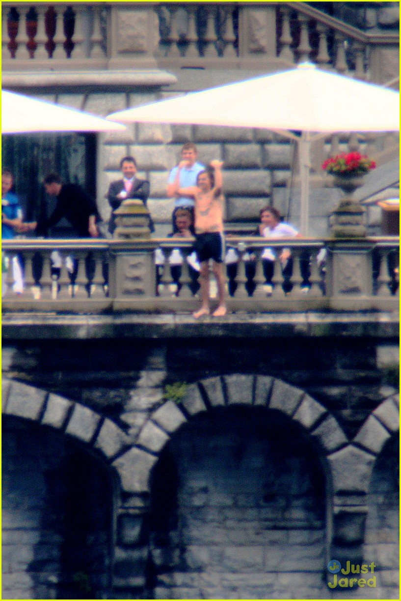 harry styles jumps into lake como 03