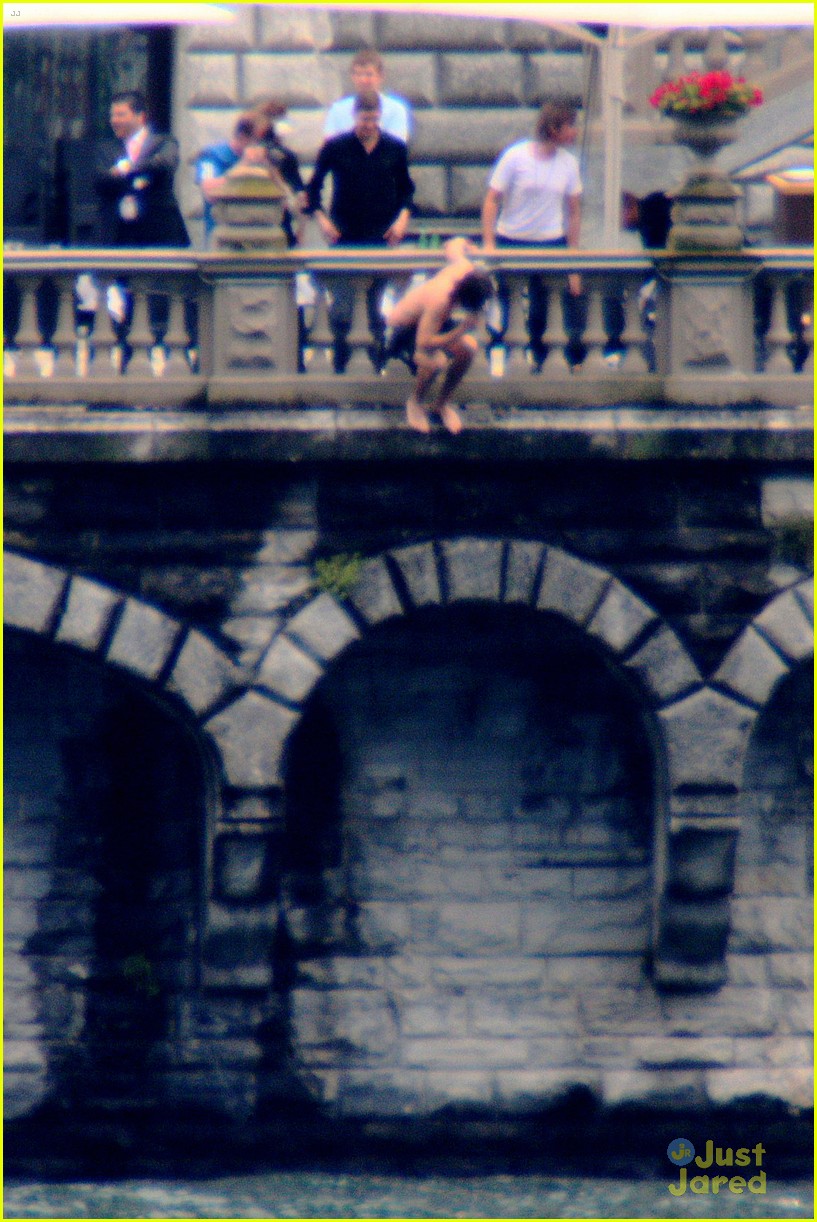 harry styles jumps into lake como 06