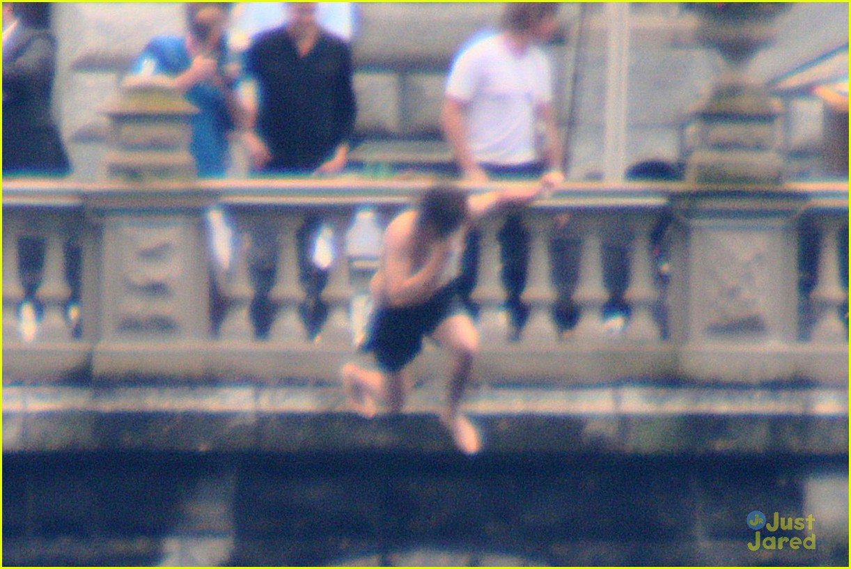 harry styles jumps into lake como 08