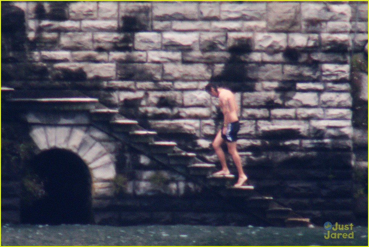 harry styles jumps into lake como 23