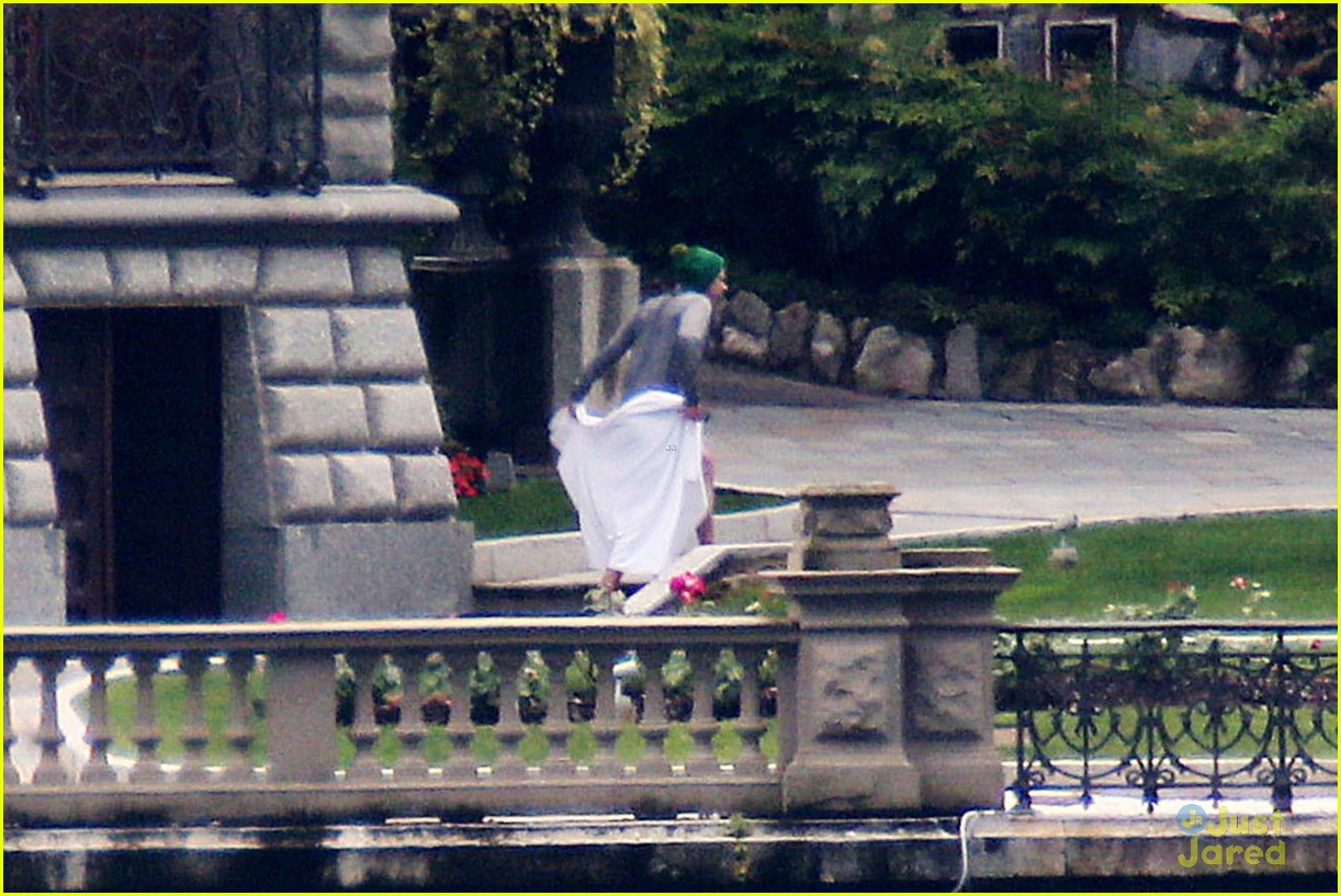harry styles jumps into lake como 24