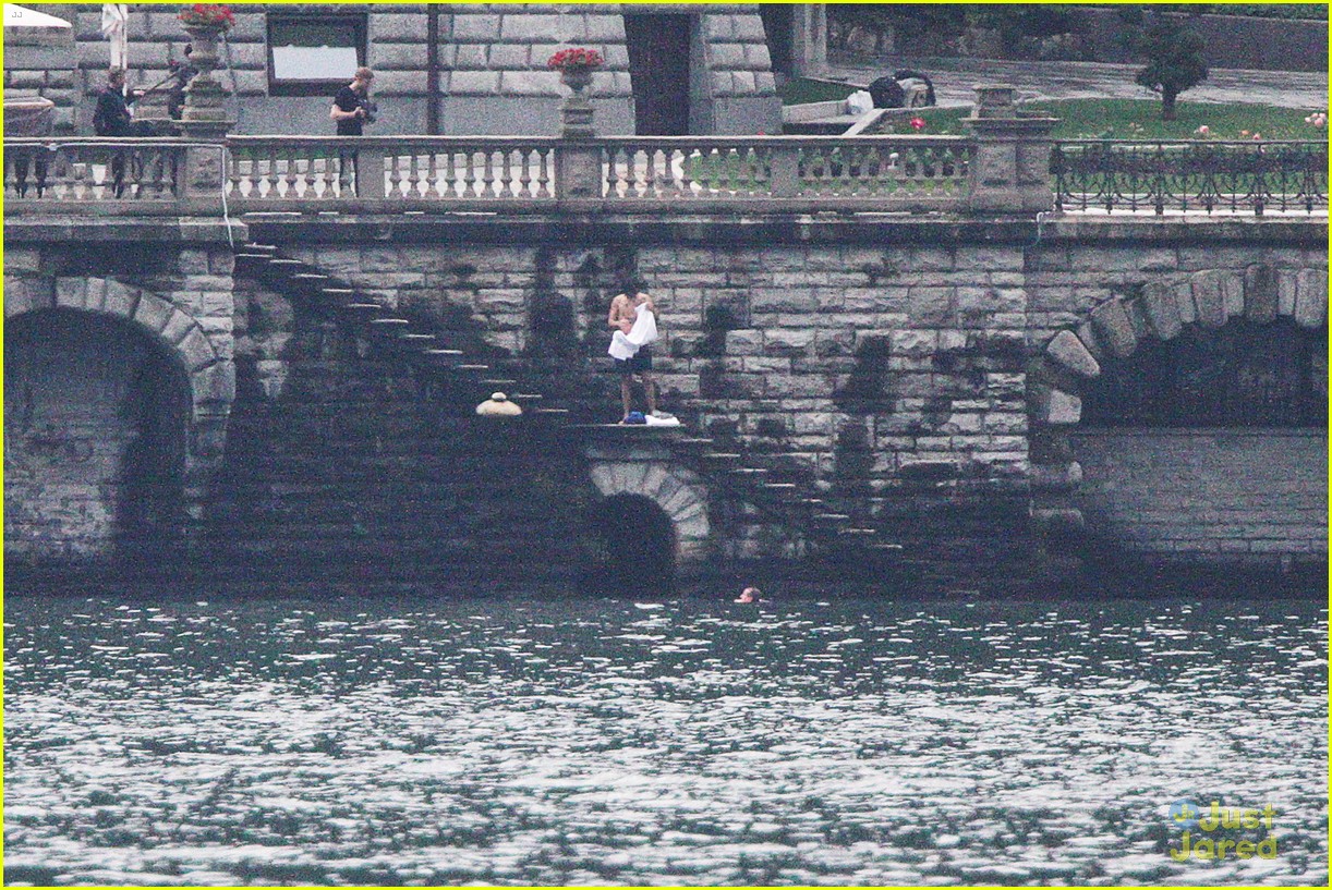 harry styles jumps into lake como 28