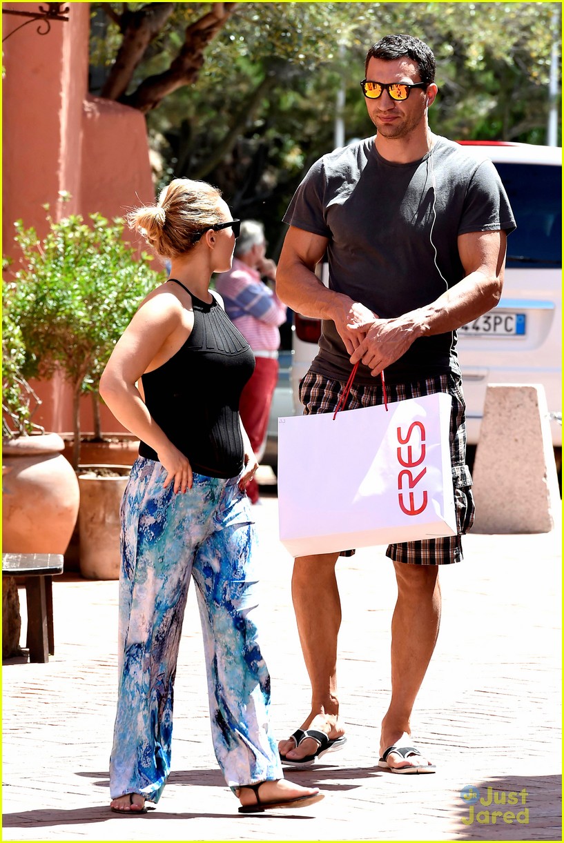 hayden panettiere flashes totally bare baby bump on vacation 05