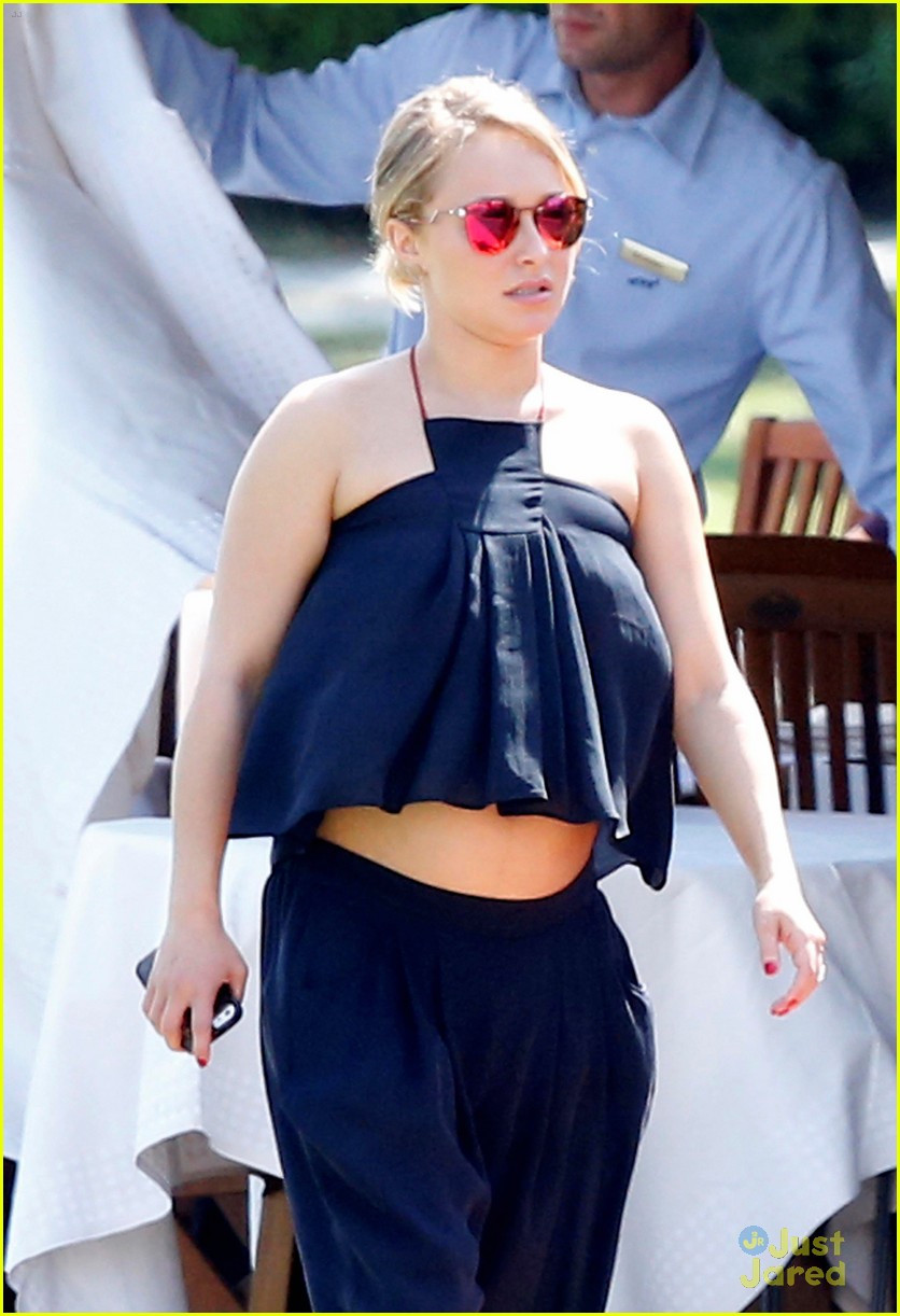 hayden panettiere flashes totally bare baby bump on vacation 07