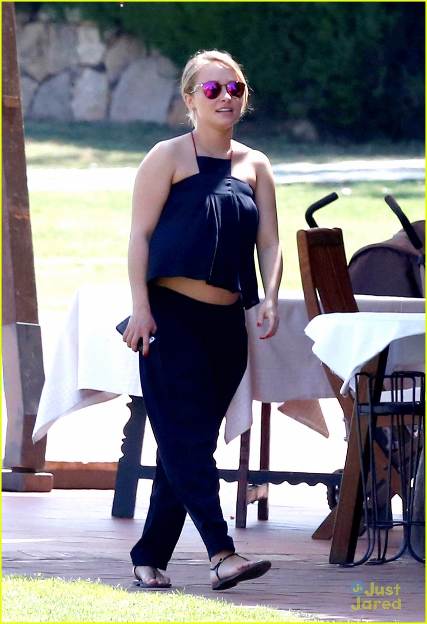 hayden panettiere flashes totally bare baby bump on vacation 31
