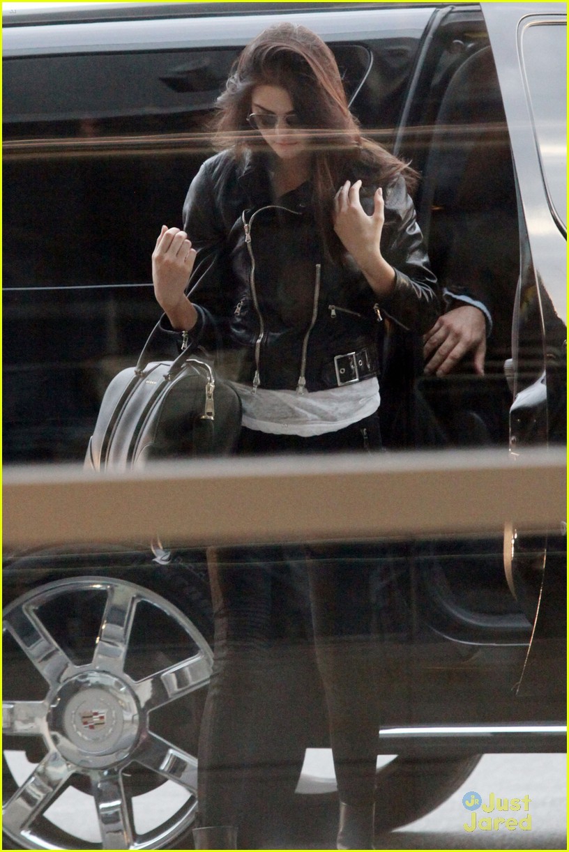 kendall kylie jenner pearson airport 05