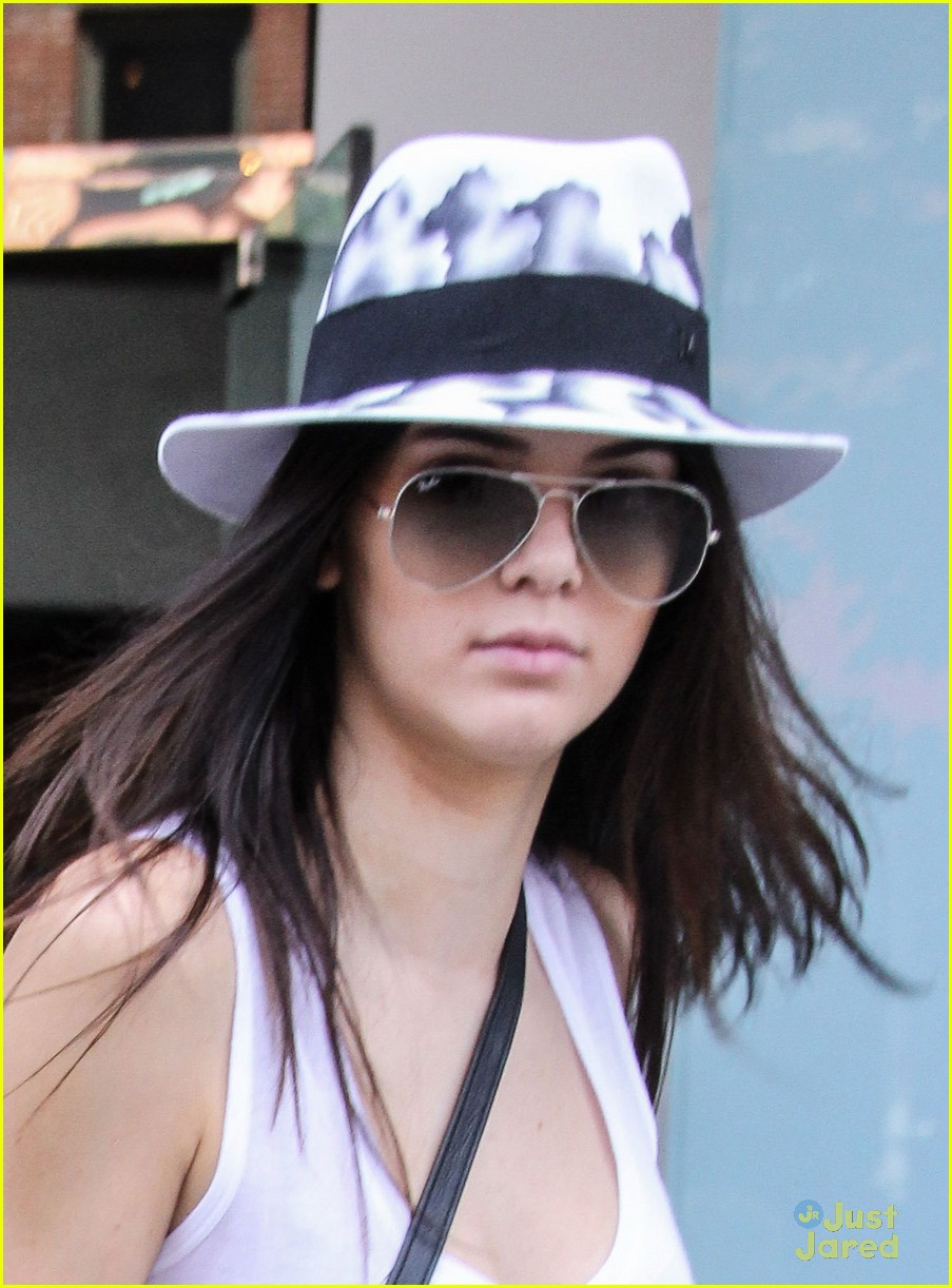 kylie kendall jenner meat packing district starbucks 01