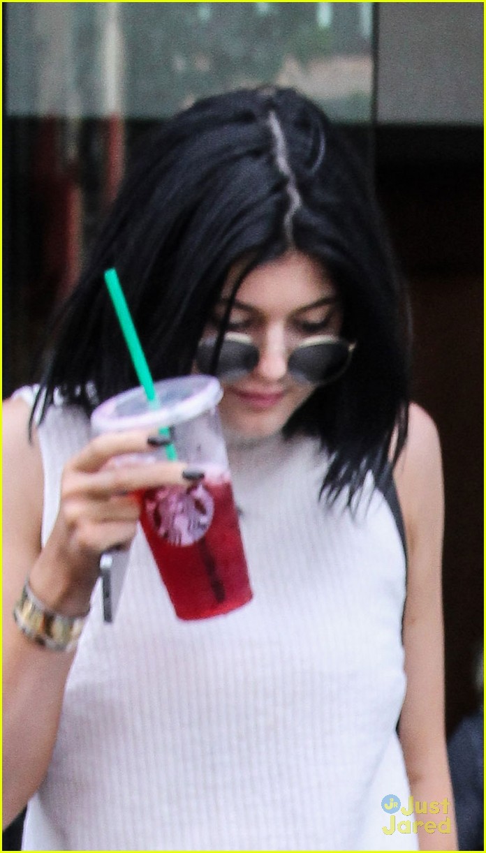 kylie kendall jenner meat packing district starbucks 03