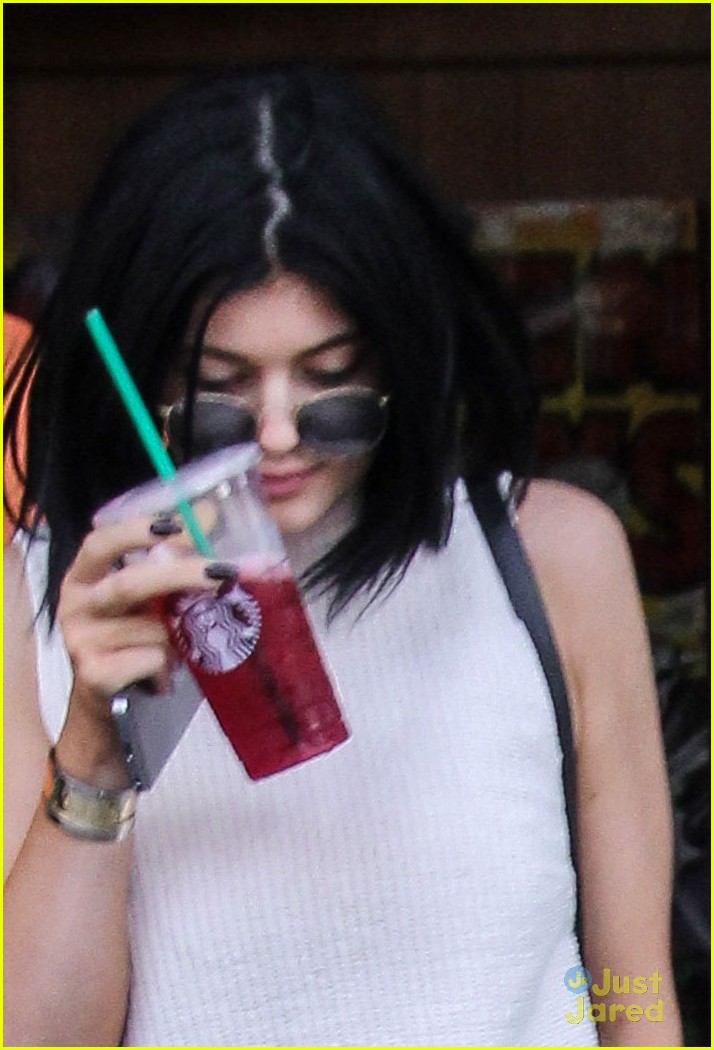 kylie kendall jenner meat packing district starbucks 05