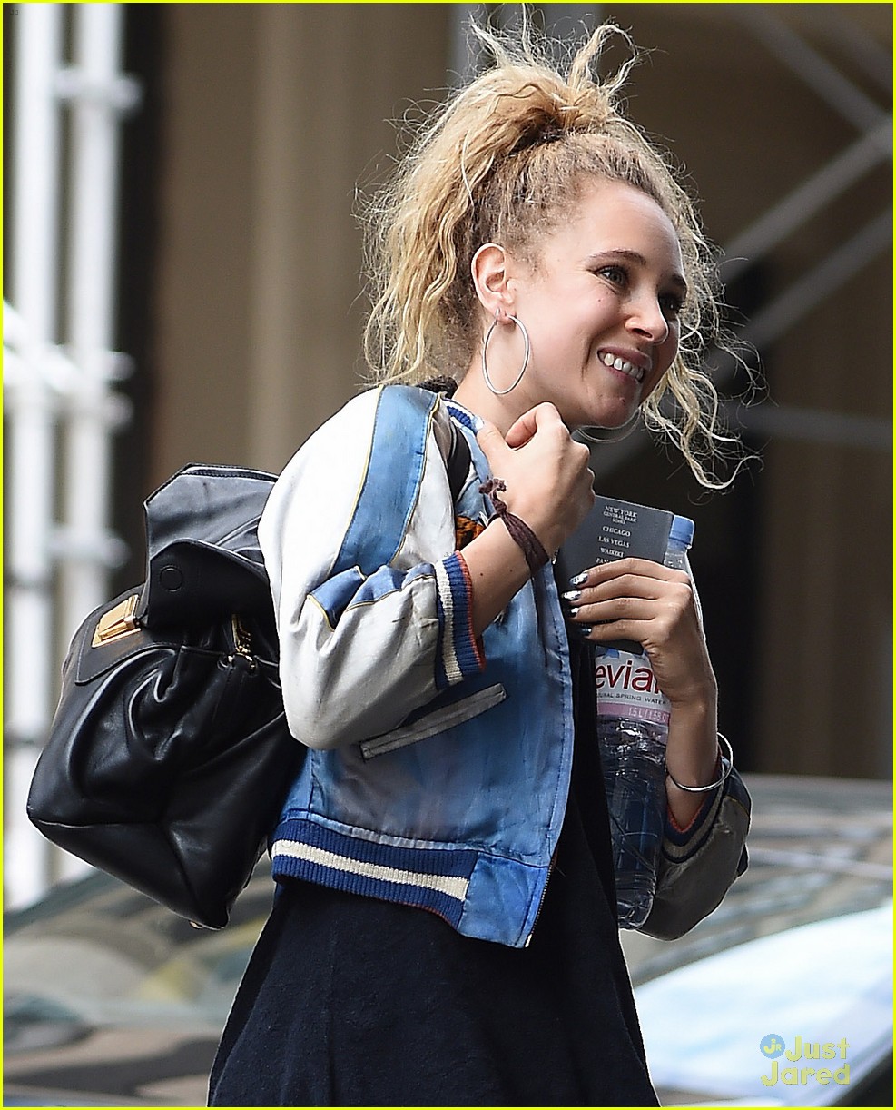 juno temple not sure ooze leading lady 02