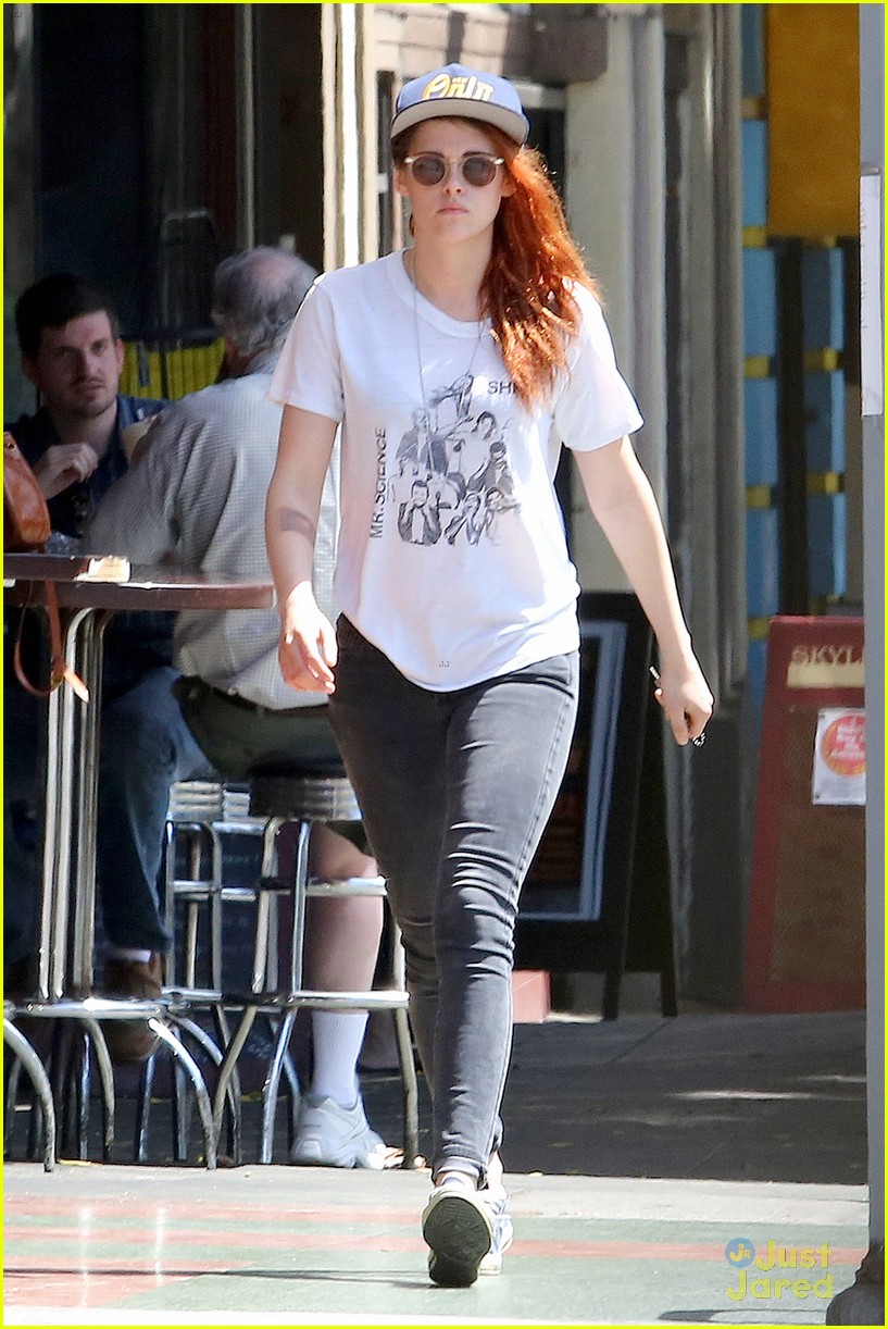 kristen stewart steps out solo on fathers day 03