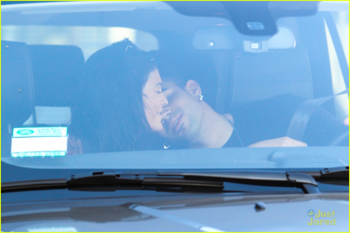 kylie jenner up close personal with mystery guy 02