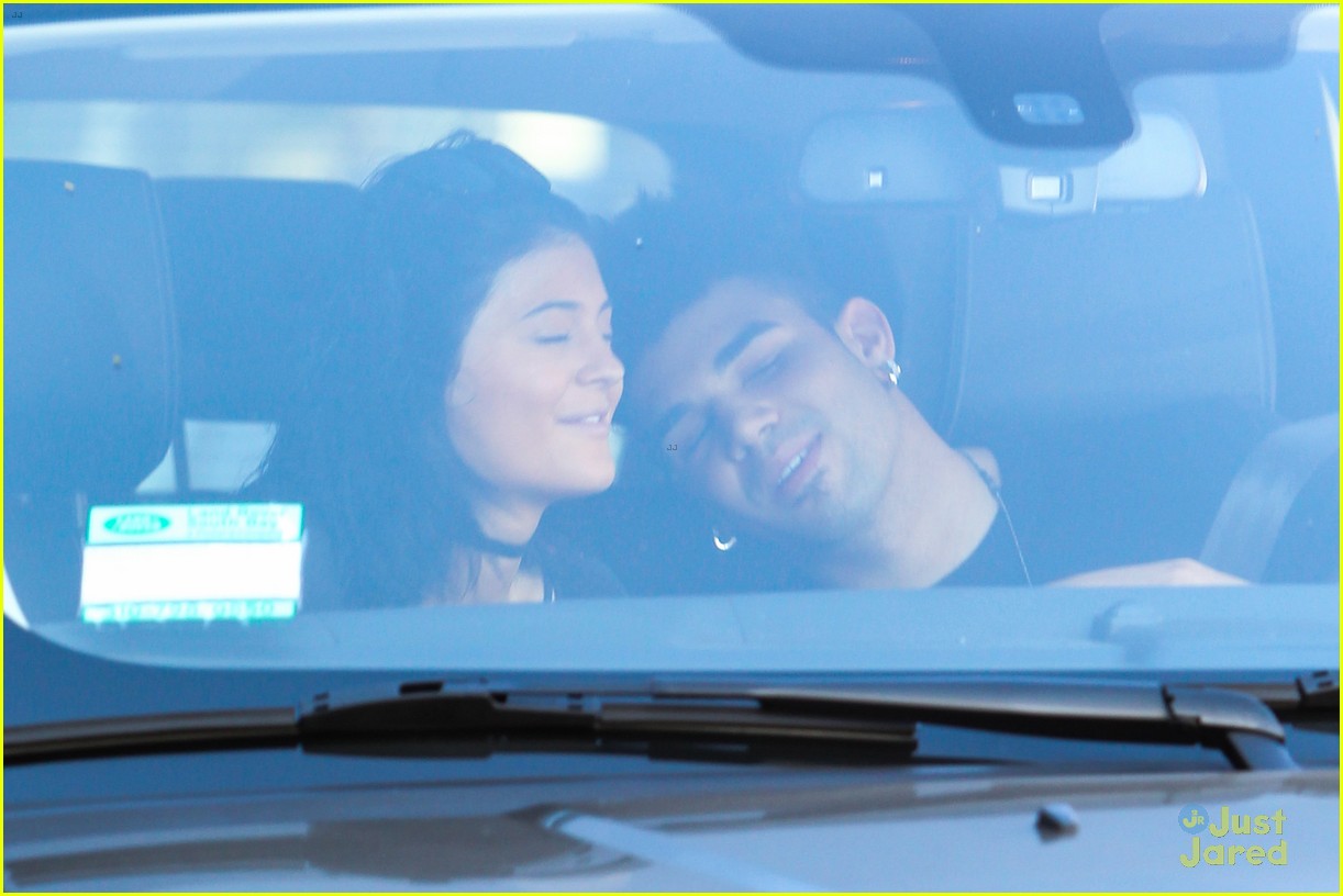 kylie jenner up close personal with mystery guy 04
