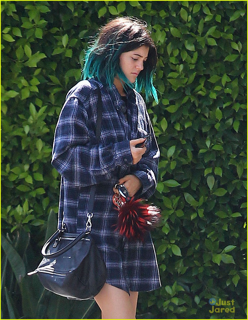 kylie jenner up close personal with mystery guy 22