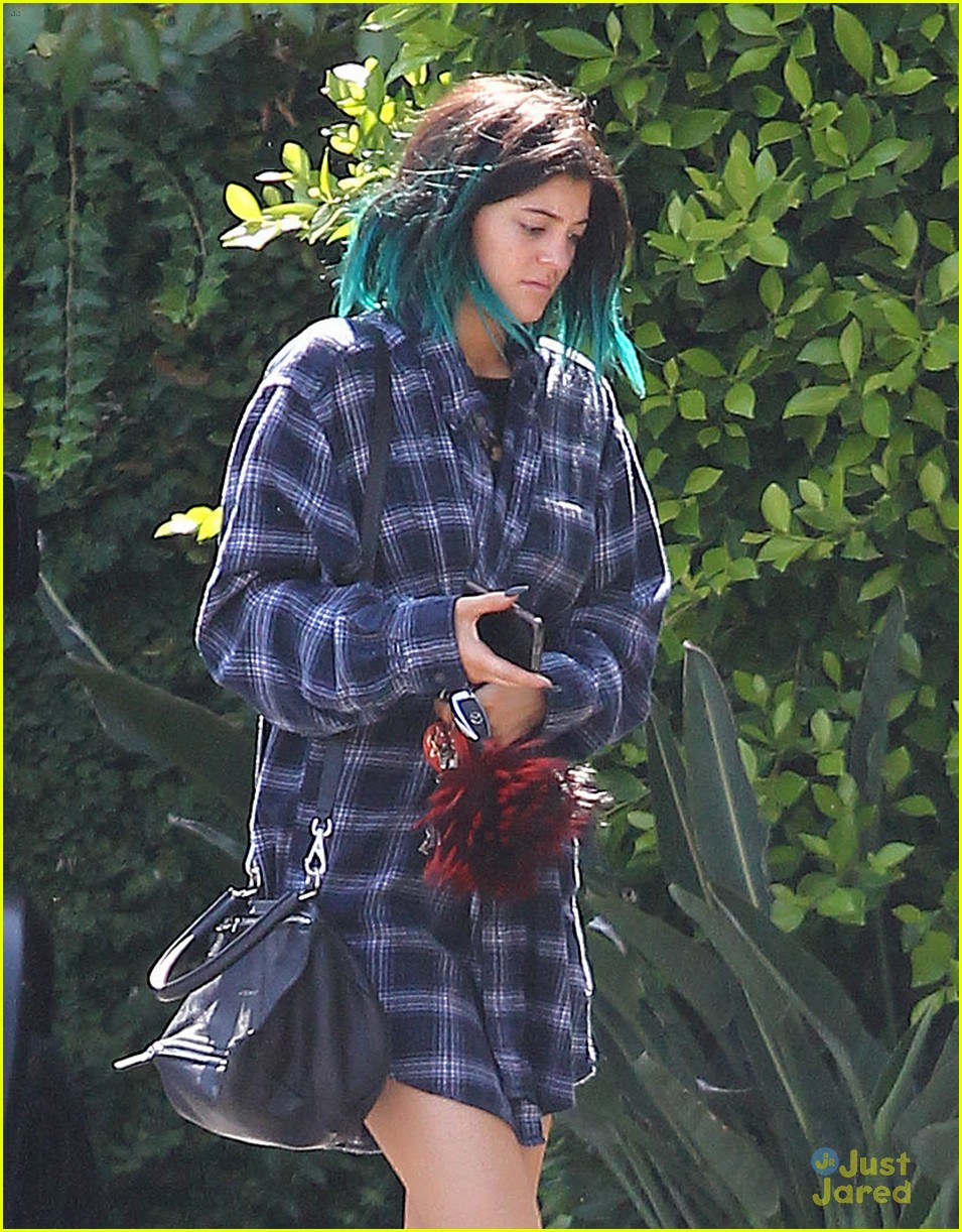 kylie jenner up close personal with mystery guy 25