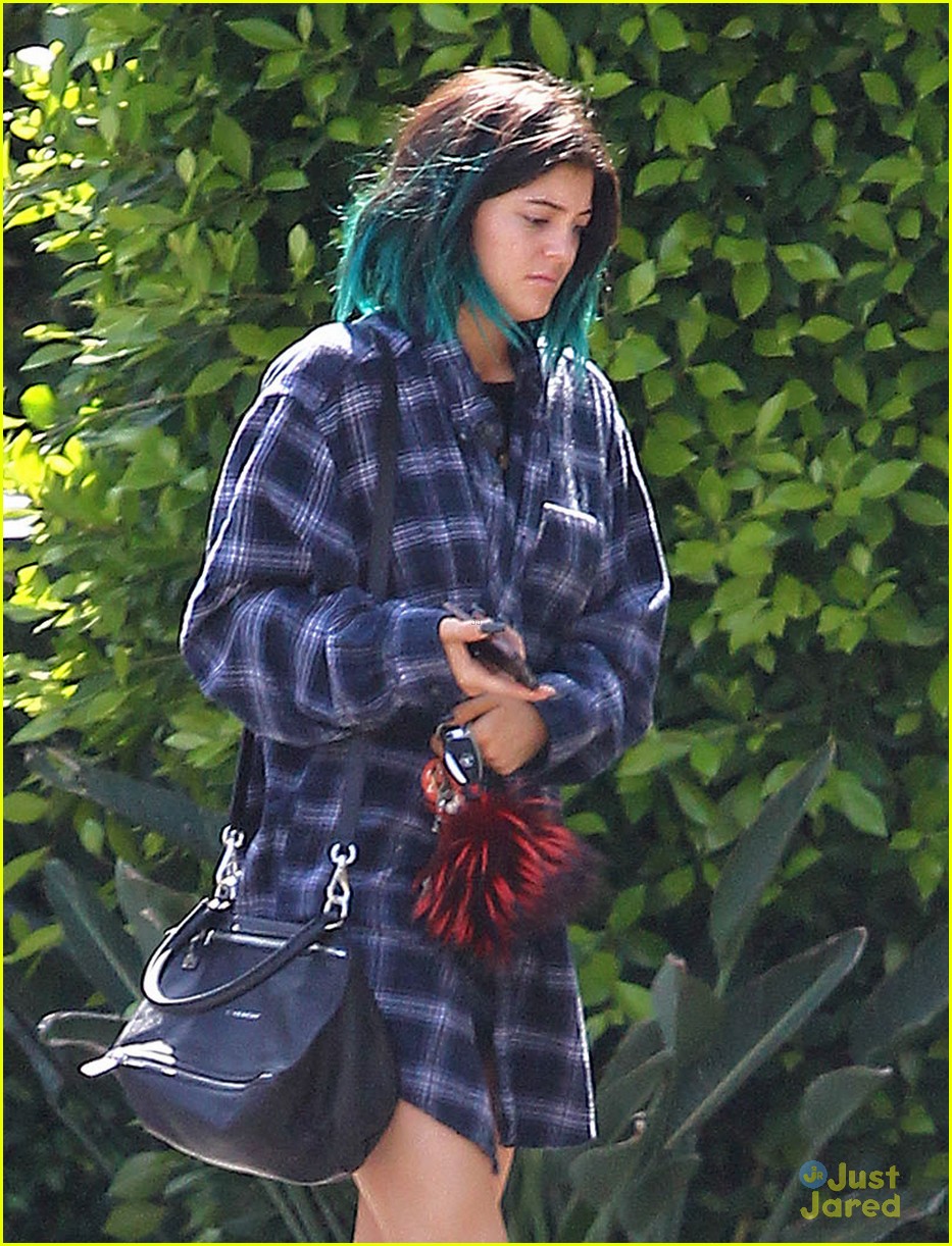 kylie jenner up close personal with mystery guy 28