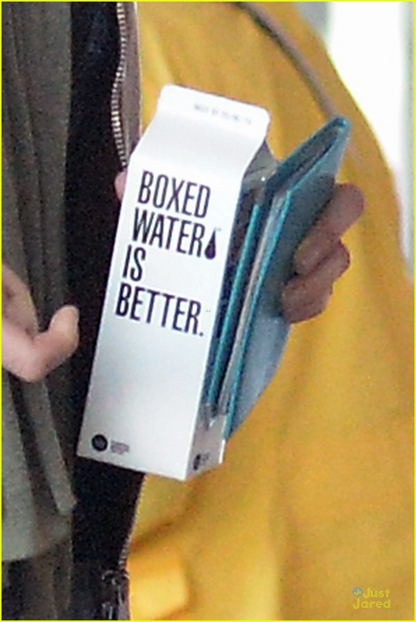 blake lively prefers boxed water 02