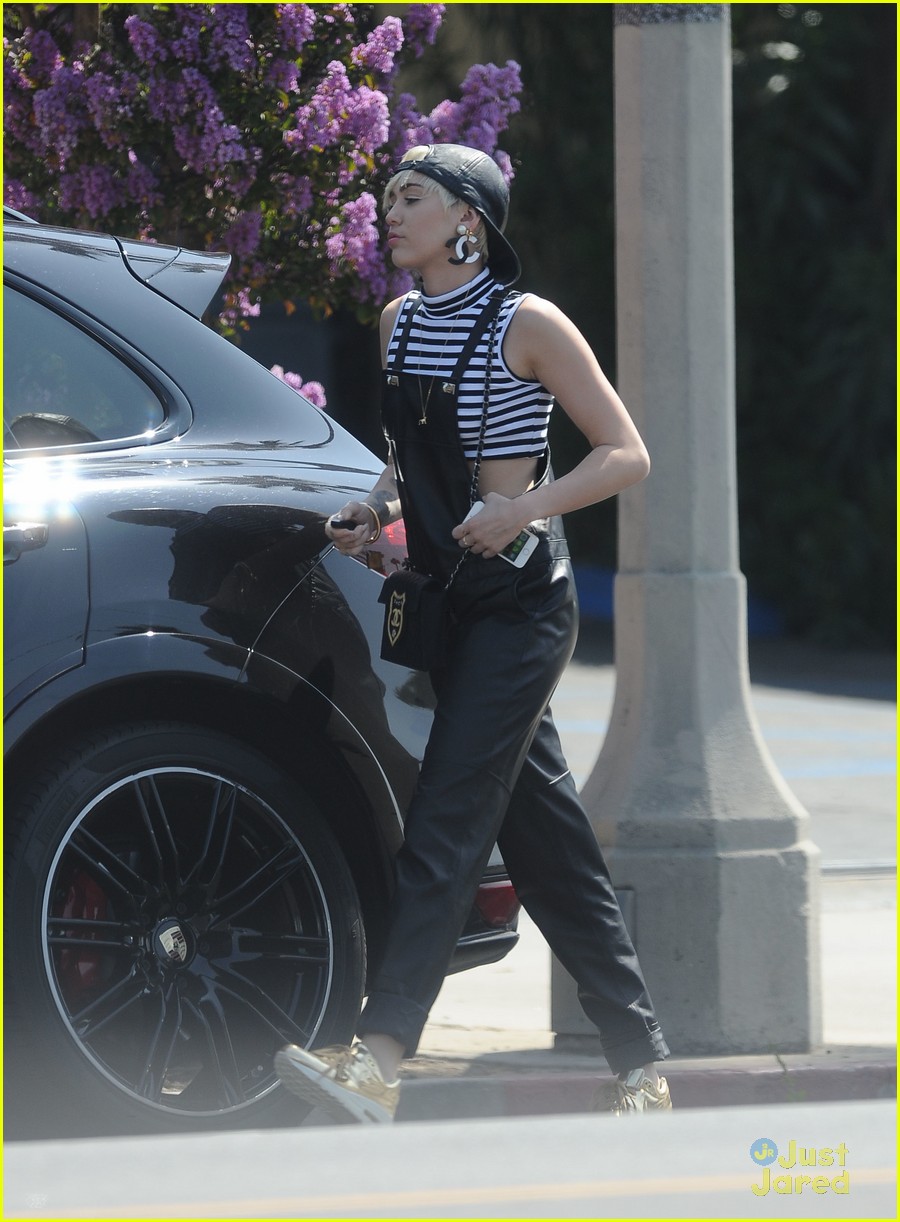miley cyrus goes shopping after arriving home from europe 02