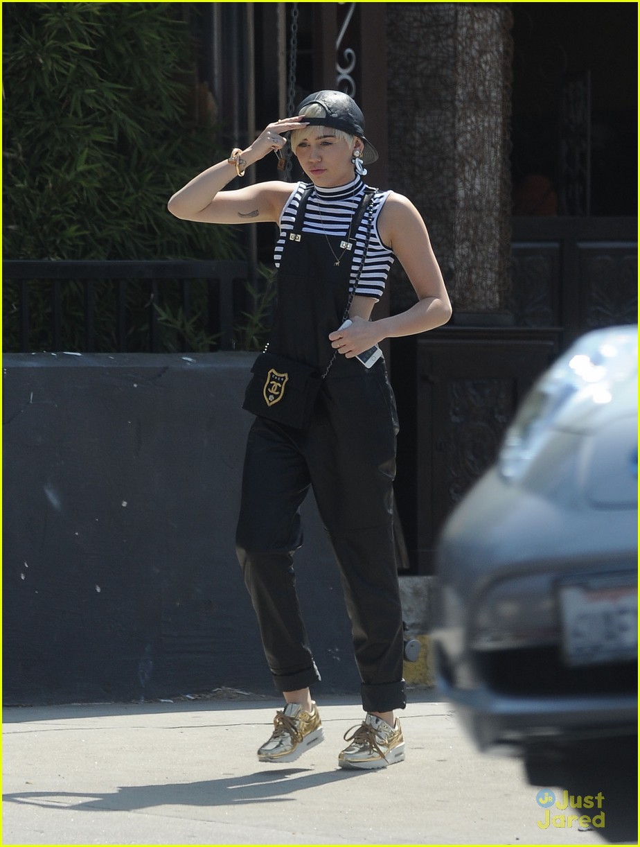 miley cyrus goes shopping after arriving home from europe 04