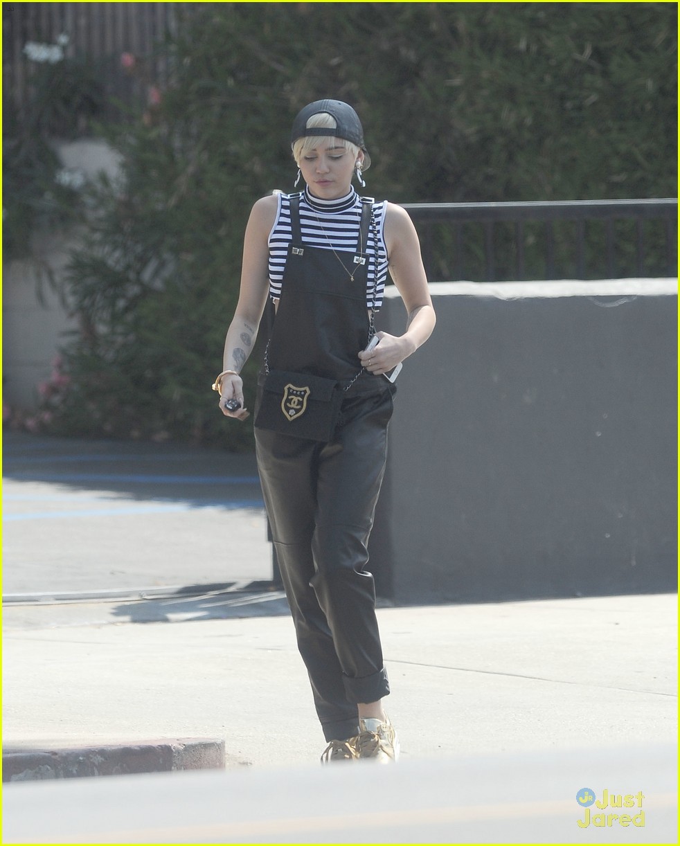 miley cyrus goes shopping after arriving home from europe 05