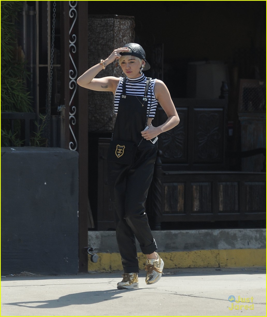 miley cyrus goes shopping after arriving home from europe 06