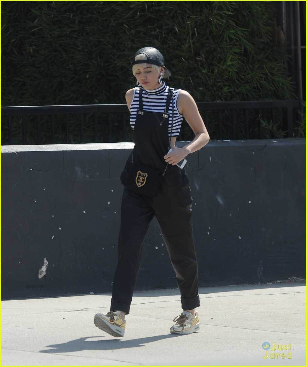 miley cyrus goes shopping after arriving home from europe 07
