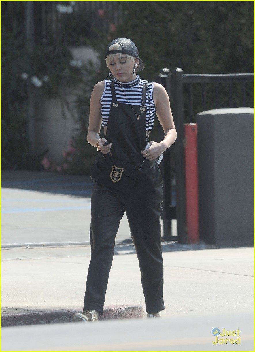 miley cyrus goes shopping after arriving home from europe 10