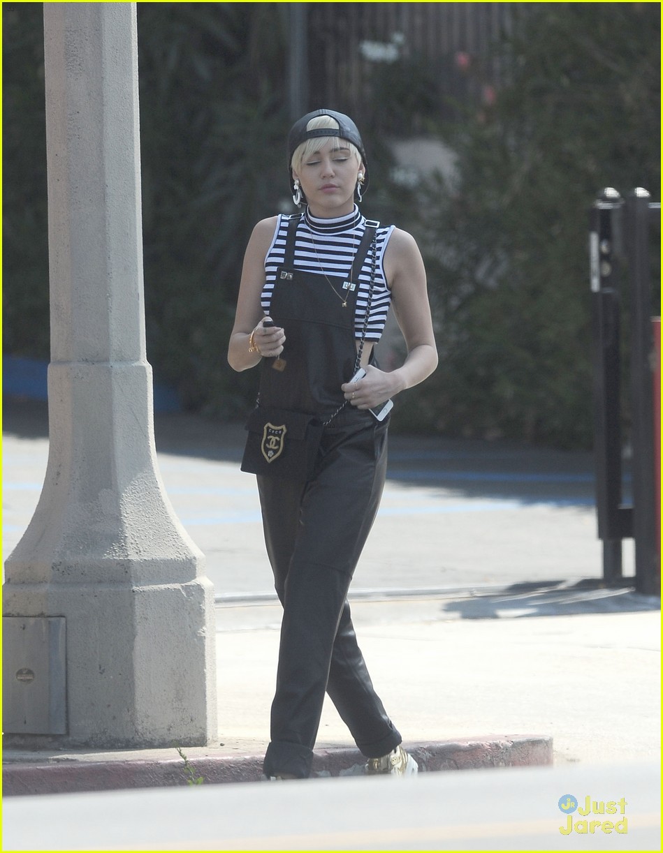 miley cyrus goes shopping after arriving home from europe 11