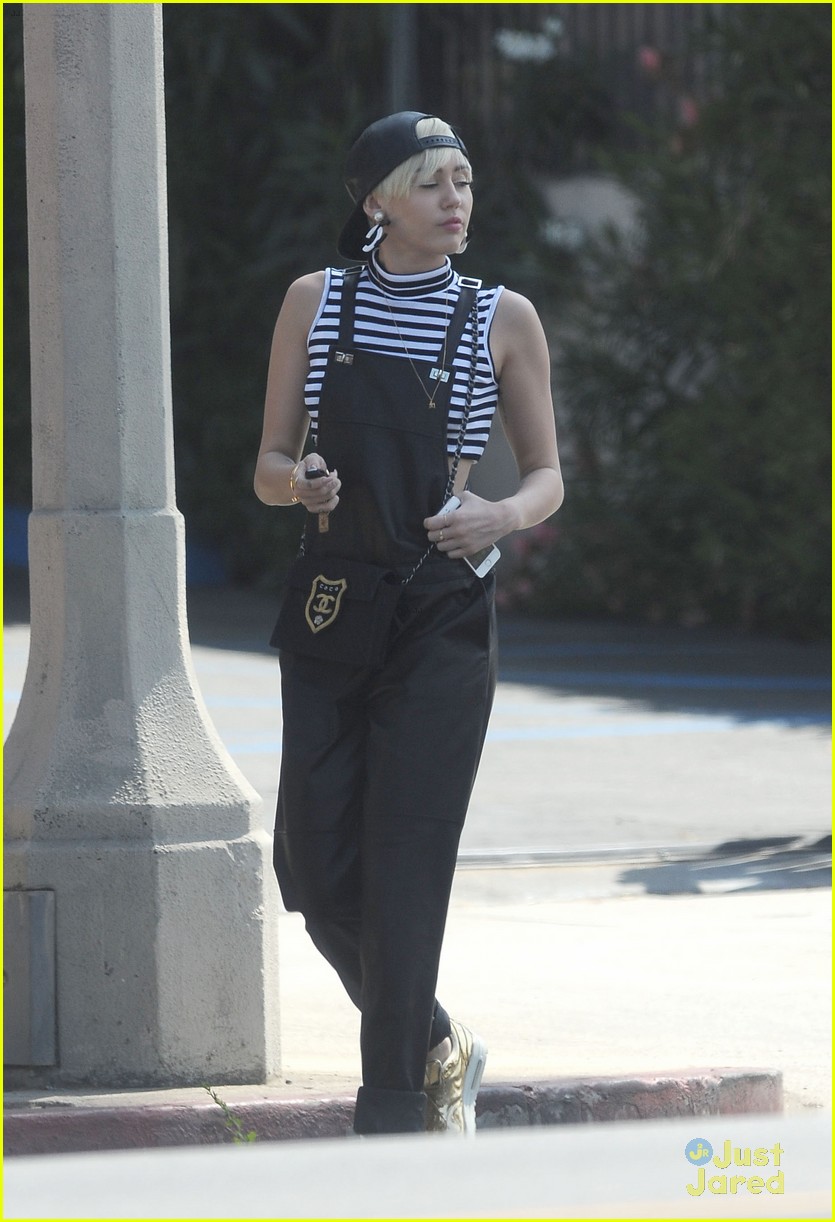 miley cyrus goes shopping after arriving home from europe 12