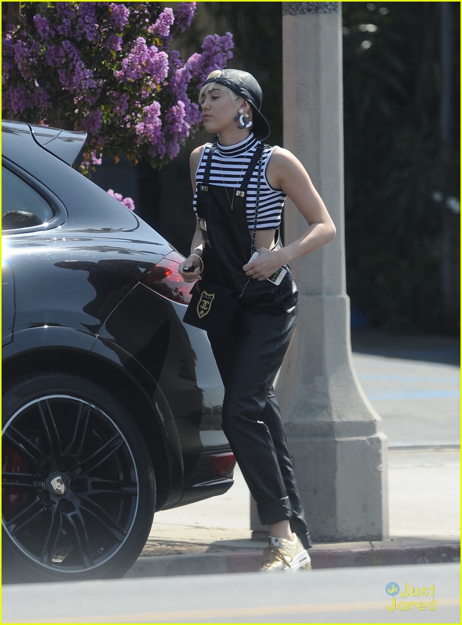 miley cyrus goes shopping after arriving home from europe 13