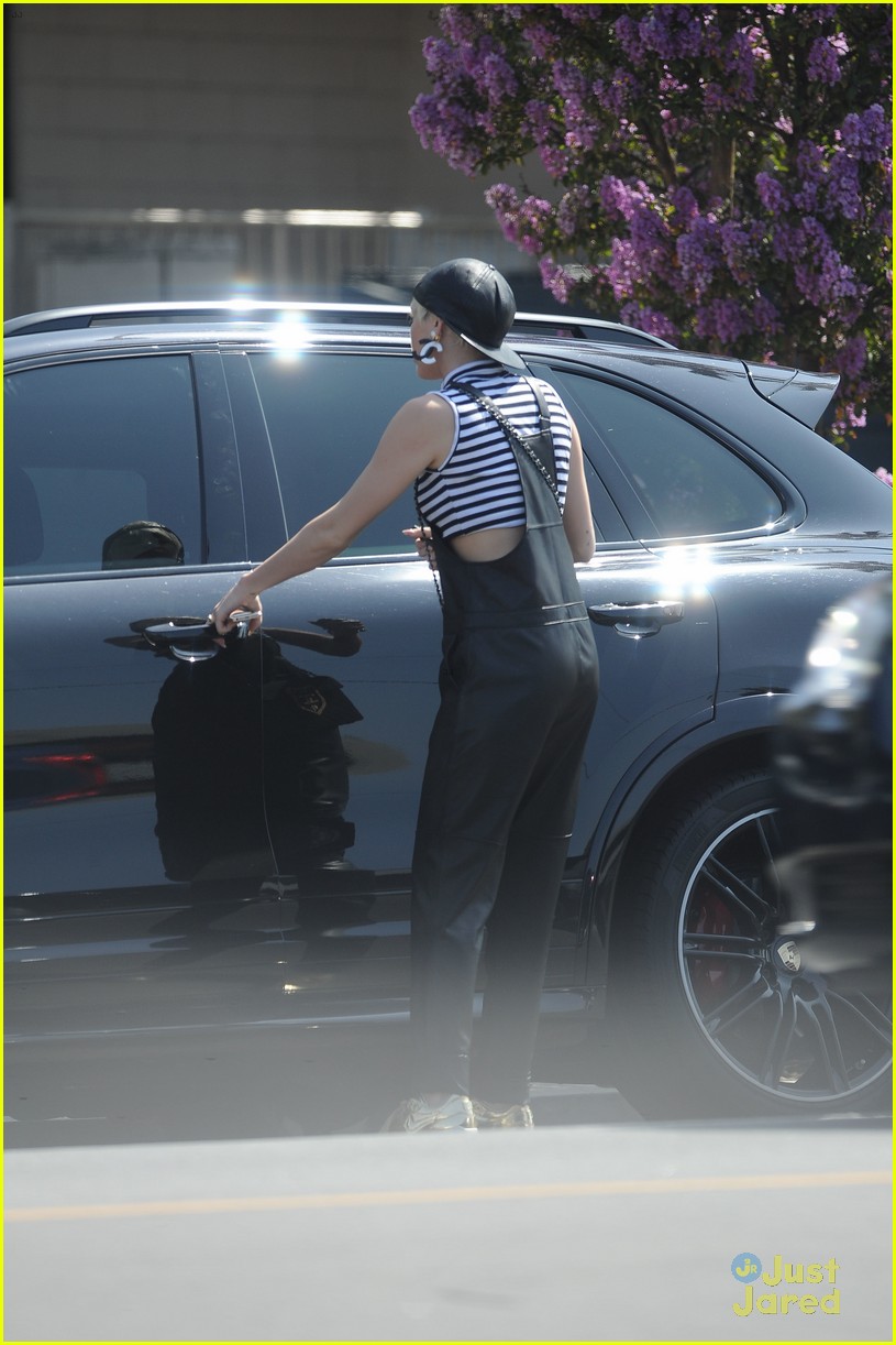 miley cyrus goes shopping after arriving home from europe 14