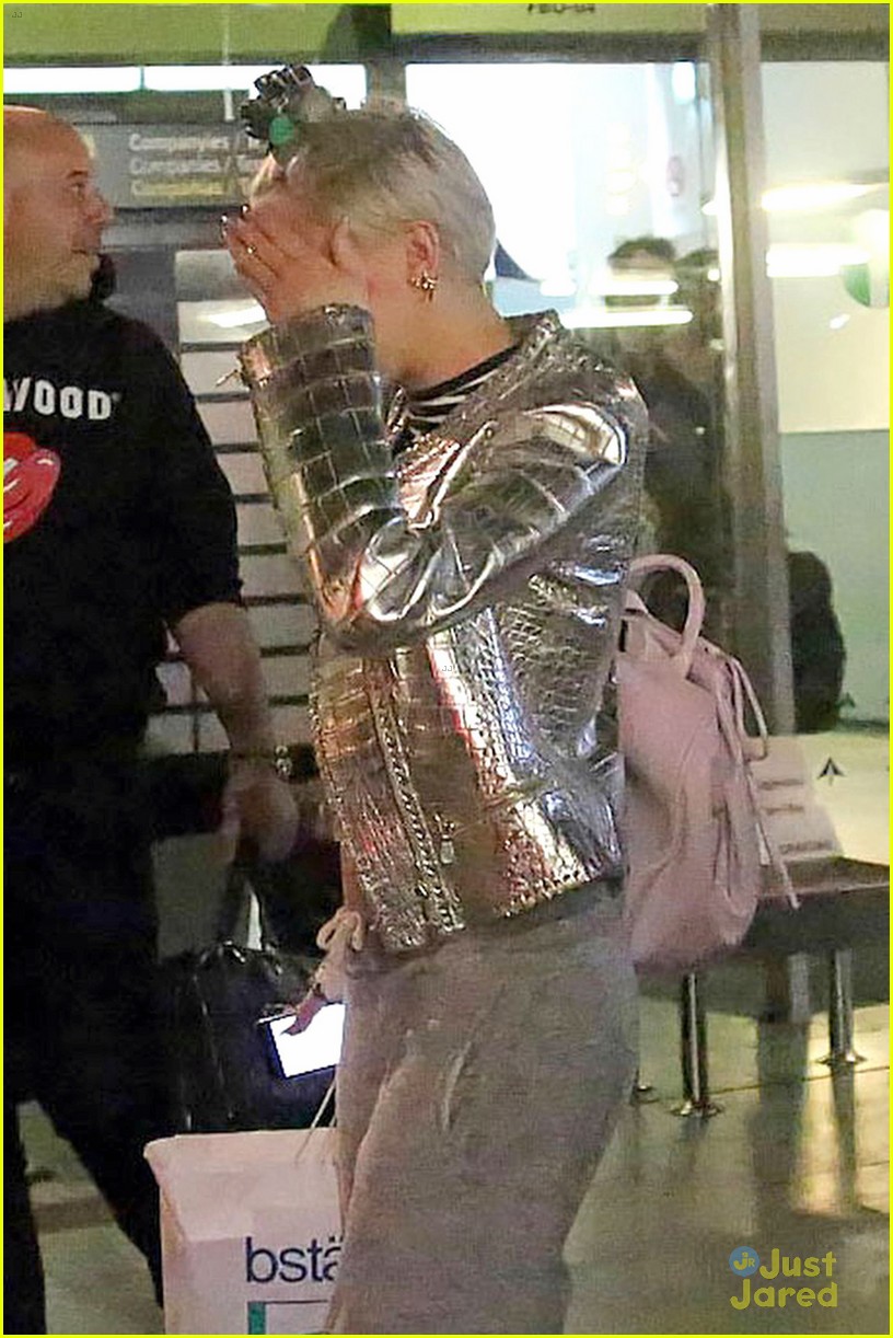 Miley Cyrus Dons Red Face Paint in Barcelona! | Photo 684931 - Photo ...