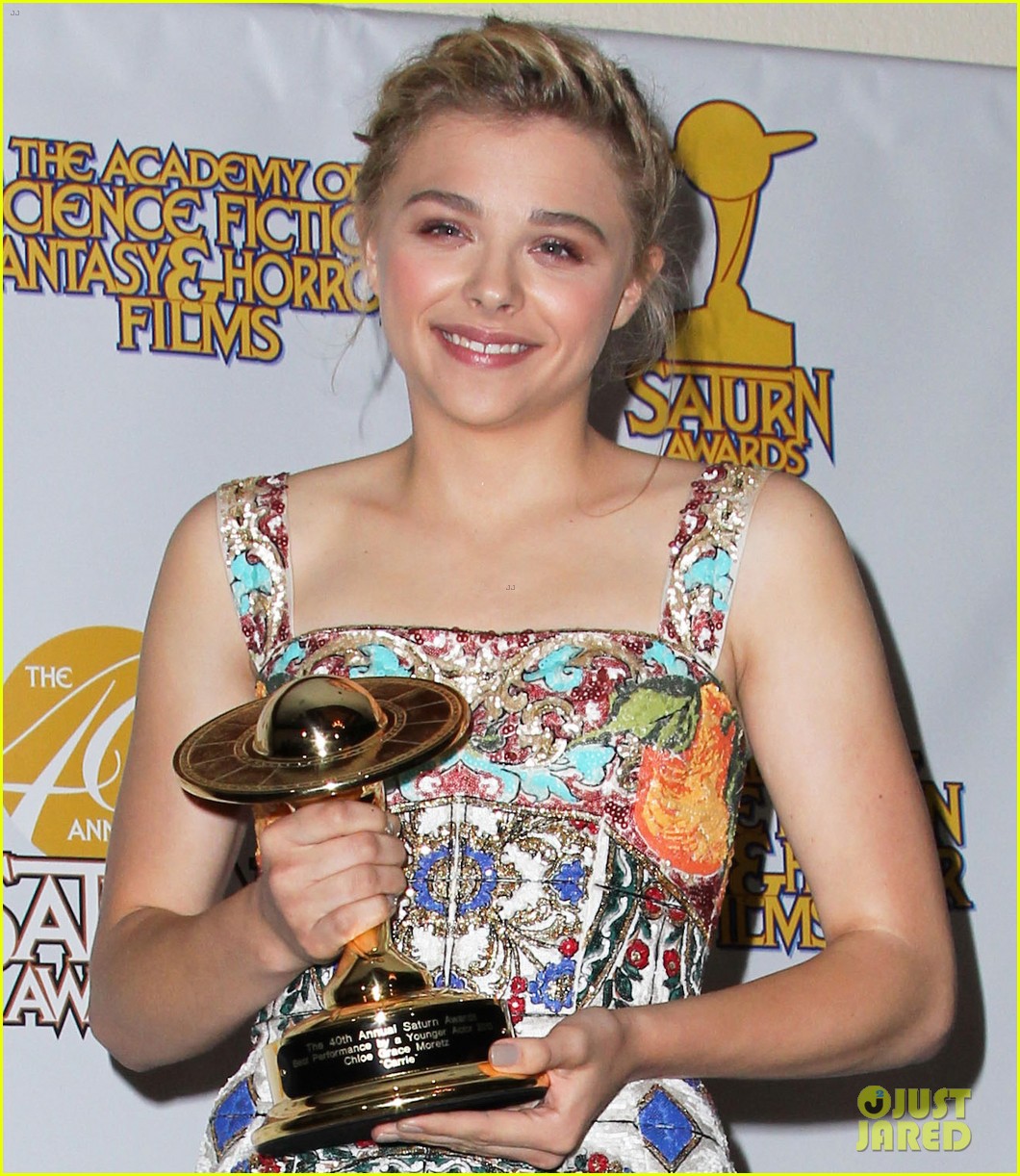 chloe moretz scores best performance by a younger actor at saturn 15