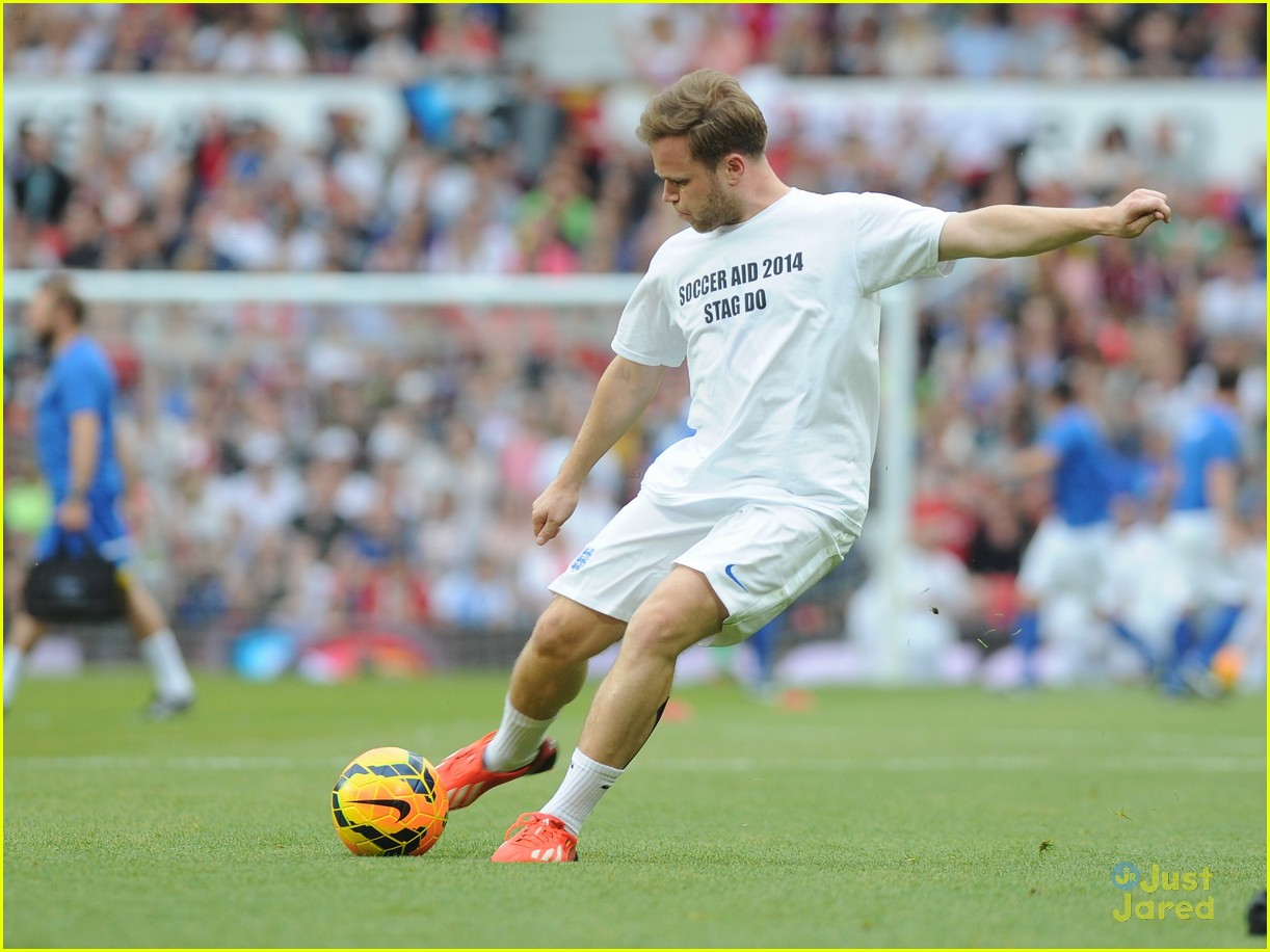 olly murs socceraid tackled 03