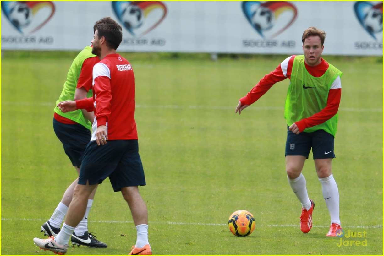 olly murs socceraid tackled 04