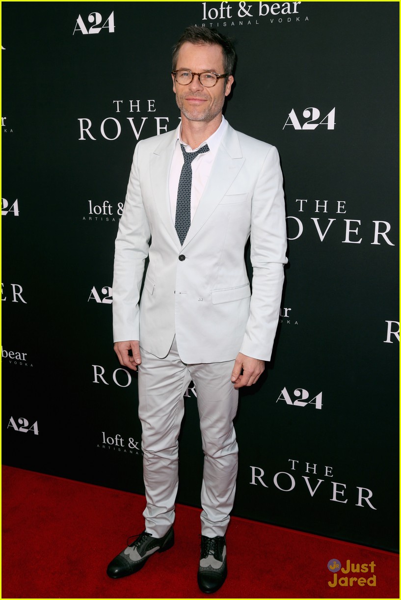 robert pattinson guy pearce rover hollywood premiere 04