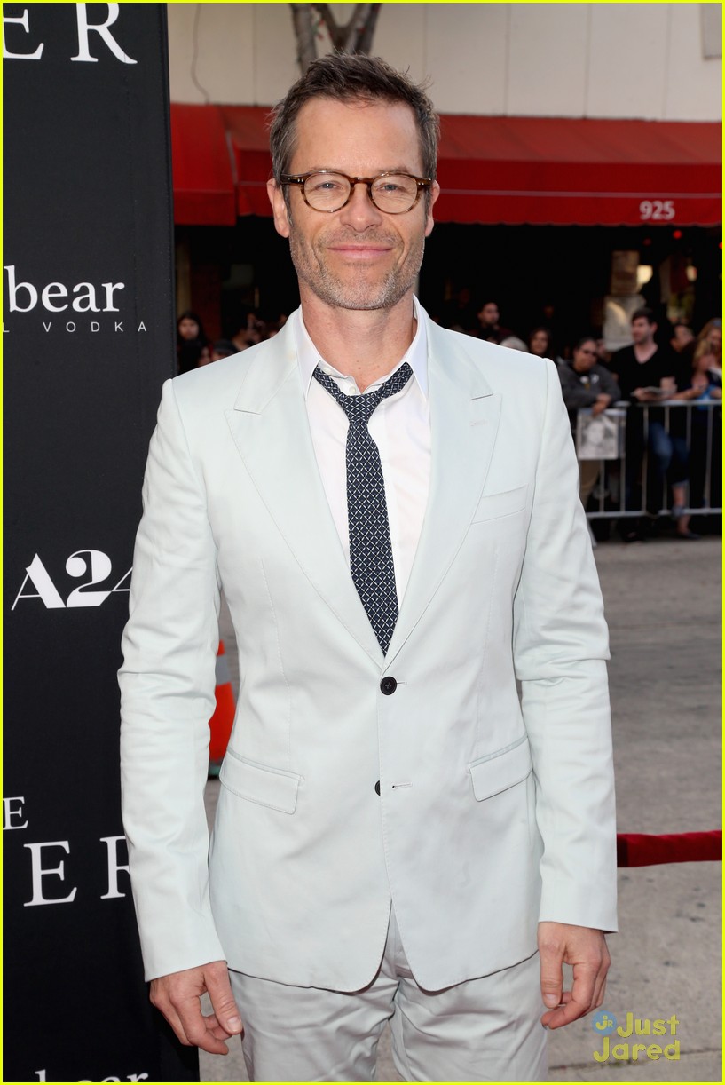 robert pattinson guy pearce rover hollywood premiere 09